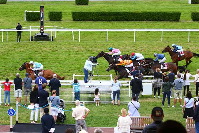 Photo d'arrivée de la course pmu PRIX DU GRAND ORDRE DU TROU NORMAND (PRIX DU GRAND JARDIN) à CLAIREFONTAINE le Vendredi 20 août 2021
