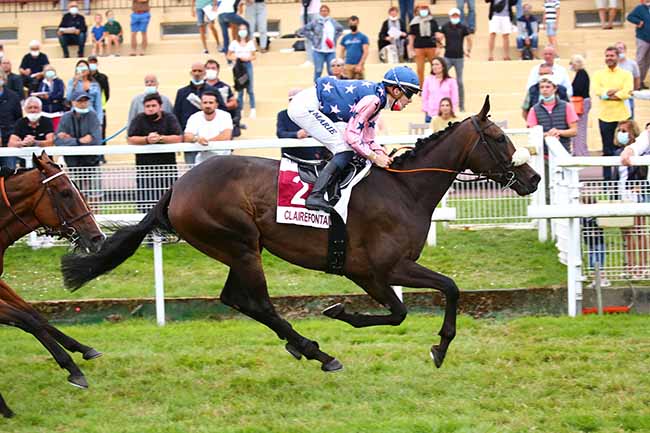 Photo d'arrivée de la course pmu PRIX DE LA CONFRERIE DE LA TEURGOULE ET FALLUE (PRIX DES VILLAS) à CLAIREFONTAINE le Vendredi 20 août 2021