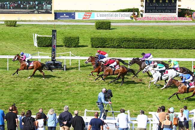 Photo d'arrivée de la course pmu PRIX LA GAZETTE à CLAIREFONTAINE le Mercredi 25 août 2021