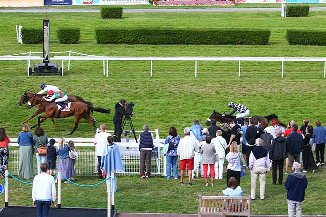 Photo d'arrivée de la course pmu PRIX LA DAME BLANCHE à CLAIREFONTAINE le Vendredi 27 août 2021