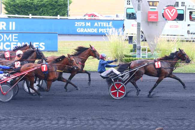 Photo d'arrivée de la course pmu PRIX URANIE à PARIS-VINCENNES le Samedi 4 septembre 2021