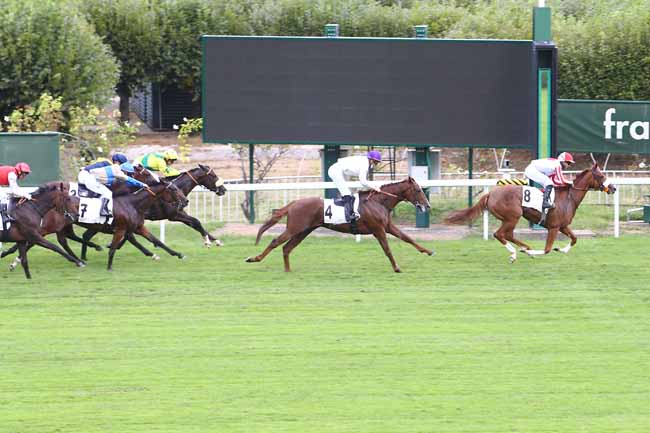 Photo d'arrivée de la course pmu PRIX SOYA à SAINT CLOUD le Vendredi 10 septembre 2021