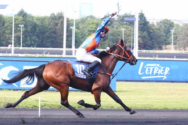 Photo d'arrivée de la course pmu ETRIER 5 ANS FINALE - PRIX DE NORMANDIE à PARIS-VINCENNES le Dimanche 19 septembre 2021
