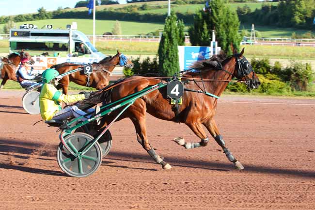 Photo d'arrivée de la course pmu PRIX DE LA COMMUNAUTE DE COMMUNES DES 4 à MAUQUENCHY le Lundi 27 septembre 2021