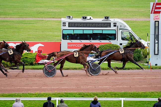 Photo d'arrivée de la course pmu PRIX DE SAINT-CHAMOND à ENGHIEN le Lundi 4 octobre 2021