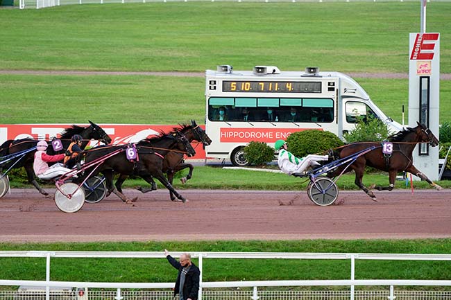 Photo d'arrivée de la course pmu PRIX DE LA TOUR MONTPARNASSE à ENGHIEN le Lundi 4 octobre 2021