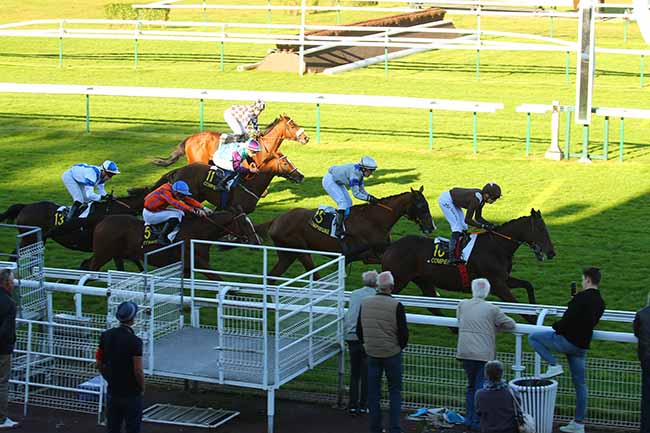 Photo d'arrivée de la course pmu PRIX DE CHOISY-AU-BAC à COMPIEGNE le Vendredi 8 octobre 2021