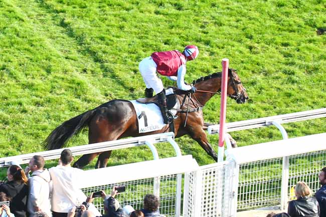 Photo d'arrivée de la course pmu PRIX CARMARTHEN à AUTEUIL le Dimanche 10 octobre 2021