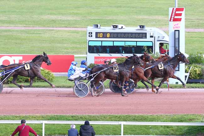 Photo d'arrivée de la course pmu PRIX DU PONT DES ARTS à ENGHIEN le Lundi 11 octobre 2021