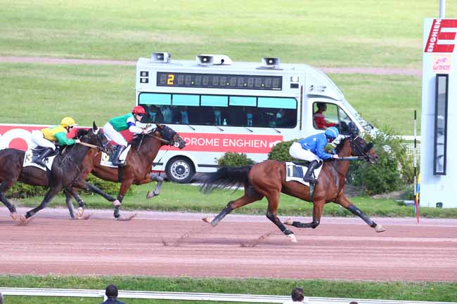 Photo d'arrivée de la course pmu PRIX DE LA PORTE SAINT-DENIS à ENGHIEN le Lundi 11 octobre 2021