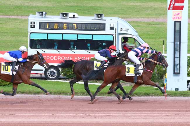 Photo d'arrivée de la course pmu PRIX DU JARDIN DU LUXEMBOURG à ENGHIEN le Lundi 11 octobre 2021
