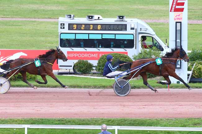 Photo d'arrivée de la course pmu PRIX DE PASSY à ENGHIEN le Lundi 11 octobre 2021