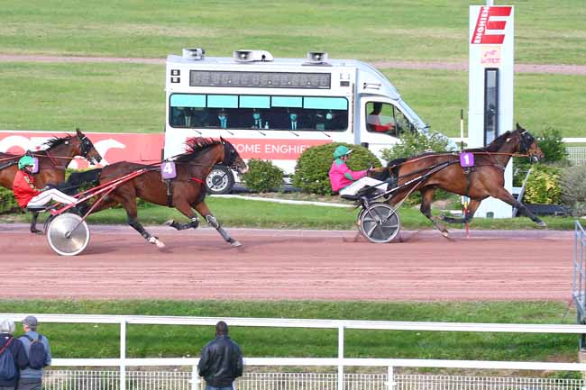 Photo d'arrivée de la course pmu PRIX DES PYRAMIDES à ENGHIEN le Lundi 11 octobre 2021