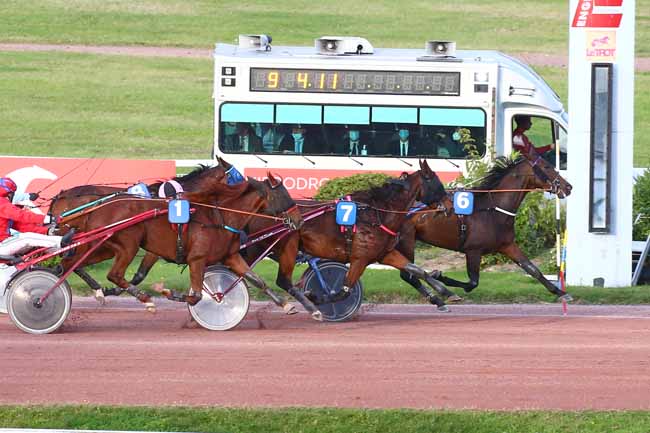Photo d'arrivée de la course pmu PRIX DE LA PORTE DE SAINT-MANDE à ENGHIEN le Lundi 11 octobre 2021