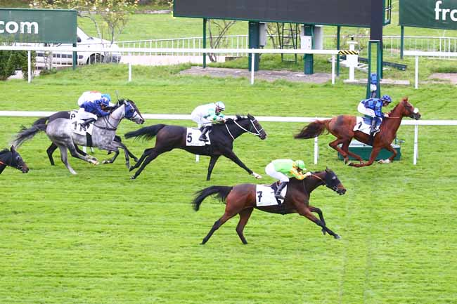 Photo d'arrivée de la course pmu PRIX DE L'OISE à SAINT CLOUD le Mardi 12 octobre 2021