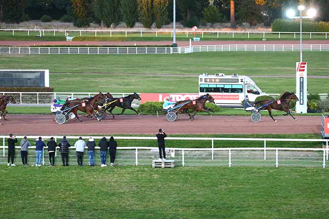 Photo d'arrivée de la course pmu PRIX DE ROCAMADOUR à ENGHIEN le Jeudi 14 octobre 2021