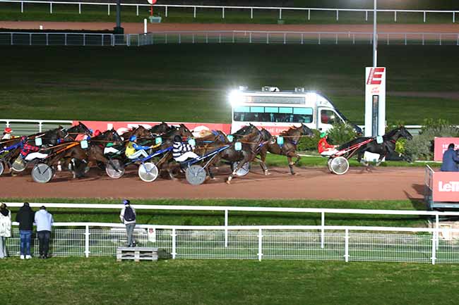 Photo d'arrivée de la course pmu PRIX DE SEVRAN à ENGHIEN le Jeudi 14 octobre 2021