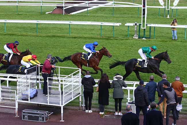 Photo d'arrivée de la course pmu PRIX DE VERBERIE à COMPIEGNE le Vendredi 15 octobre 2021