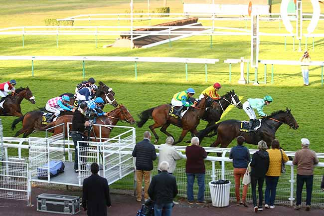 Photo d'arrivée de la course pmu PRIX DE MORIENVAL à COMPIEGNE le Vendredi 15 octobre 2021