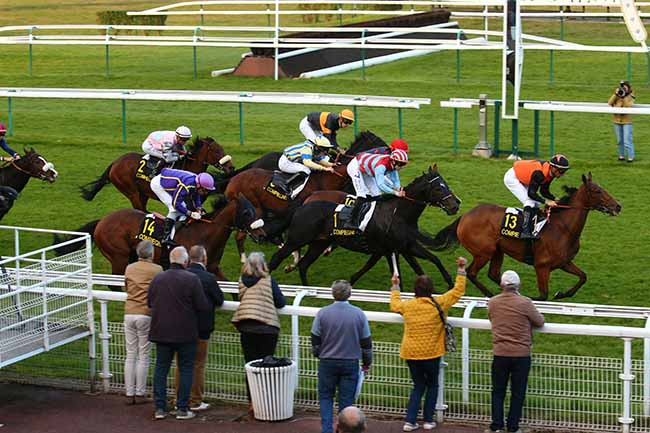 Photo d'arrivée de la course pmu PRIX DE VIEUX MOULIN à COMPIEGNE le Vendredi 15 octobre 2021