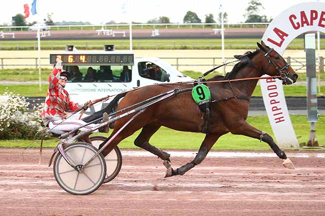 Photo d'arrivée de la course pmu PRIX DES AMATEURS à LA CAPELLE le Mercredi 20 octobre 2021