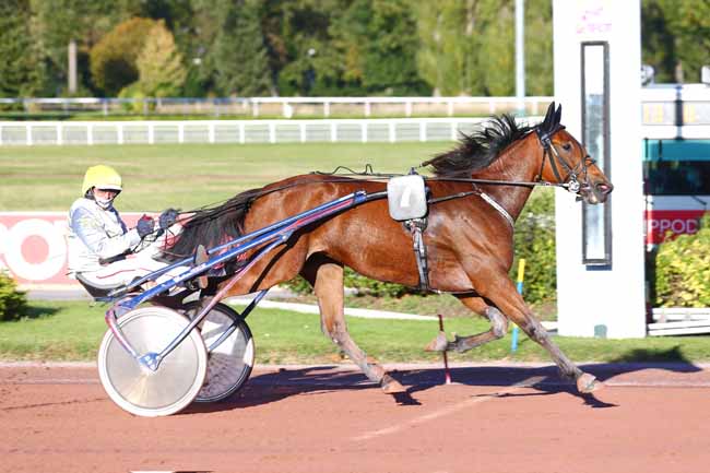 Photo d'arrivée de la course pmu PRIX DE LA BOURSE à ENGHIEN le Dimanche 24 octobre 2021