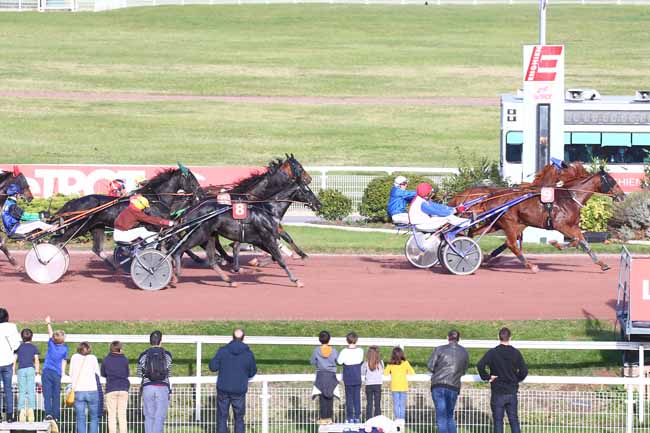 Photo d'arrivée de la course pmu PRIX DE SAINT-AMAND-LES-EAUX à ENGHIEN le Mercredi 27 octobre 2021