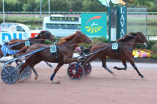 Photo d'arrivée de la course pmu PRIX ALBERT ET RAYMOND POITEVIN à LAVAL le Lundi 1 novembre 2021