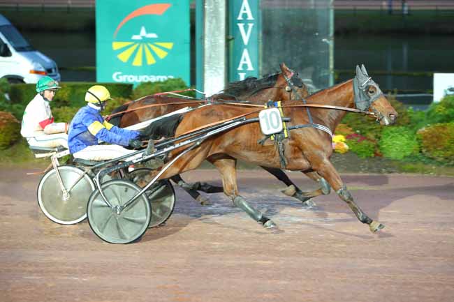 Photo d'arrivée de la course pmu GRAND PRIX ANDRE DE LA VAISSIERE à LAVAL le Lundi 1 novembre 2021