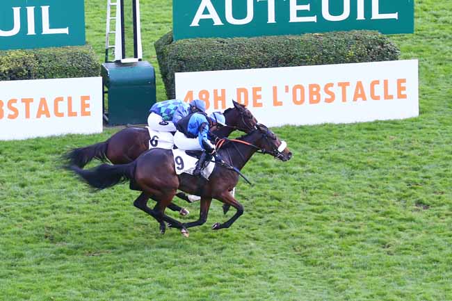 Photo d'arrivée de la course pmu PRIX MAURICE GILLOIS - GRAND STEEPLE-CHASE DES 4 ANS à AUTEUIL le Dimanche 7 novembre 2021