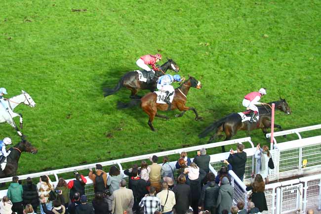 Photo d'arrivée de la course pmu PRIX MONDEVILLE à AUTEUIL le Dimanche 7 novembre 2021