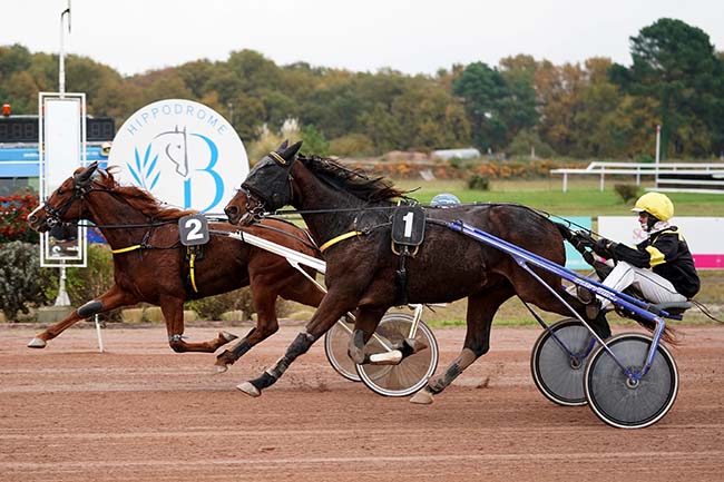 Photo d'arrivée de la course pmu PRIX RFM - PRIX CHATEAU DE CHANTEGRIVE à BORDEAUX-LE BOUSCAT le Lundi 15 novembre 2021