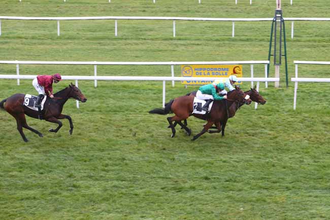 Photo d'arrivée de la course pmu GRAND PRIX DE FONTAINEBLEAU - FONDS EUROPEEN DE L'ELEVAGE à FONTAINEBLEAU le Jeudi 18 novembre 2021