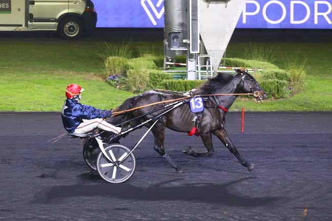 Photo d'arrivée de la course pmu PRIX DE PICARDIE à PARIS-VINCENNES le Jeudi 25 novembre 2021