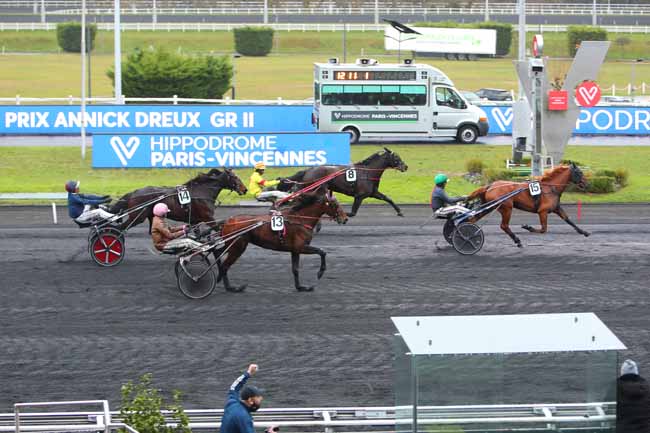 Photo d'arrivée de la course pmu PRIX ANNICK DREUX à PARIS-VINCENNES le Samedi 27 novembre 2021