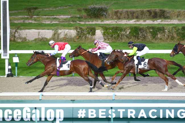 Photo d'arrivée de la course pmu PRIX DU CHALET MOZIN à DEAUVILLE le Mardi 30 novembre 2021
