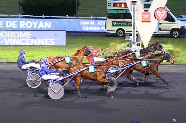 Photo d'arrivée de la course pmu PRIX DE LA VILLE DE ROYAN à PARIS-VINCENNES le Jeudi 2 décembre 2021