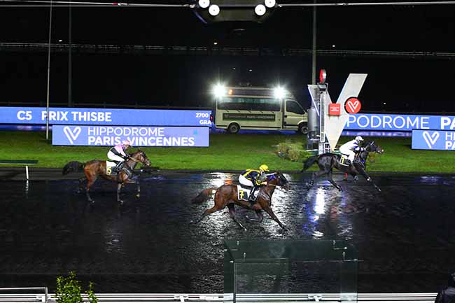 Photo d'arrivée de la course pmu PRIX THISBE à PARIS-VINCENNES le Vendredi 3 décembre 2021