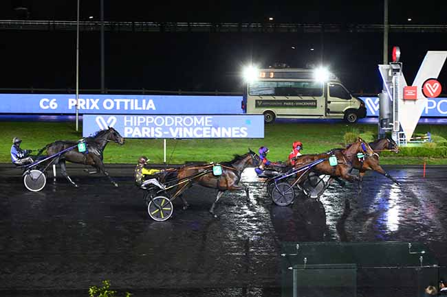 Photo d'arrivée de la course pmu PRIX OTTILIA à PARIS-VINCENNES le Vendredi 3 décembre 2021