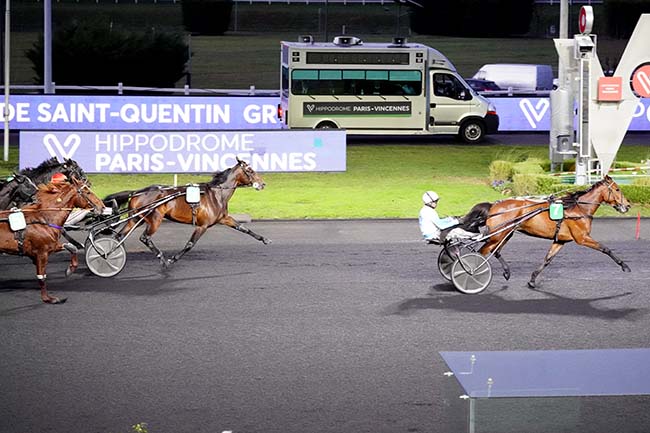 Photo d'arrivée de la course pmu PRIX DOYNEL DE SAINT-QUENTIN à PARIS-VINCENNES le Samedi 4 décembre 2021