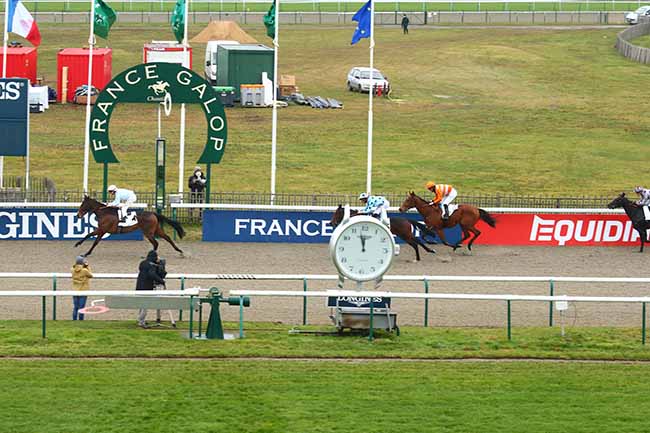 Photo d'arrivée de la course pmu PRIX DU CARREFOUR DU CHENE SEC à CHANTILLY le Mardi 7 décembre 2021