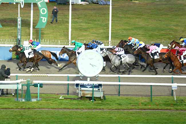 Photo d'arrivée de la course pmu PRIX DE LA GARENNE DE CHARLEMONT à CHANTILLY le Mardi 7 décembre 2021