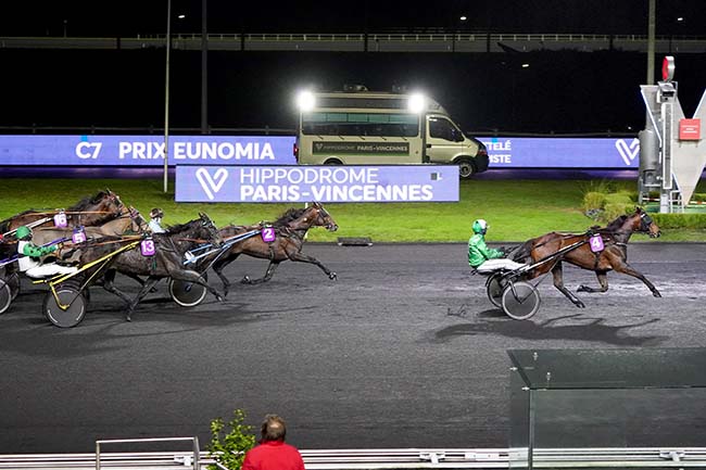 Photo d'arrivée de la course pmu PRIX EUNOMIA à PARIS-VINCENNES le Mardi 7 décembre 2021