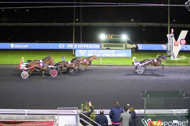 Photo d'arrivée de la course pmu PRIX HYPERION à PARIS-VINCENNES le Vendredi 10 décembre 2021