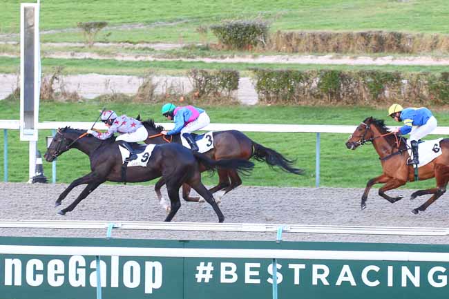 Photo d'arrivée de la course pmu PRIX DU BUSTE DE DESIRE LE HOC à DEAUVILLE le Vendredi 10 décembre 2021