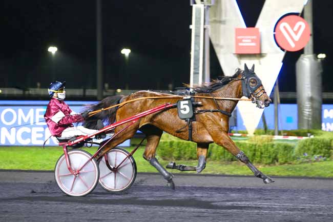 Photo d'arrivée de la course pmu PRIX DES DAHLIAS à PARIS-VINCENNES le Lundi 13 décembre 2021