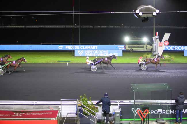 Photo d'arrivée de la course pmu PRIX DE CLAMART à PARIS-VINCENNES le Lundi 13 décembre 2021