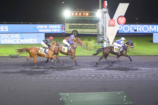 Photo d'arrivée de la course pmu PRIX DE CHAMALIERES à PARIS-VINCENNES le Lundi 13 décembre 2021