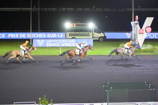 Photo d'arrivée de la course pmu PRIX DE SEICHES-SUR-LE-LOIR à PARIS-VINCENNES le Mardi 14 décembre 2021