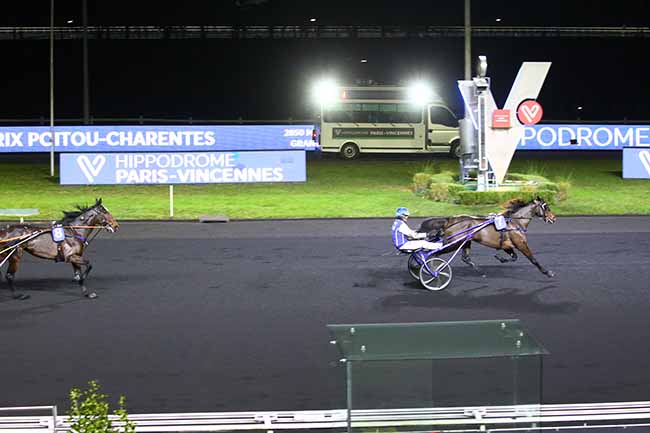 Photo d'arrivée de la course pmu PRIX POITOU-CHARENTES à PARIS-VINCENNES le Mercredi 15 décembre 2021